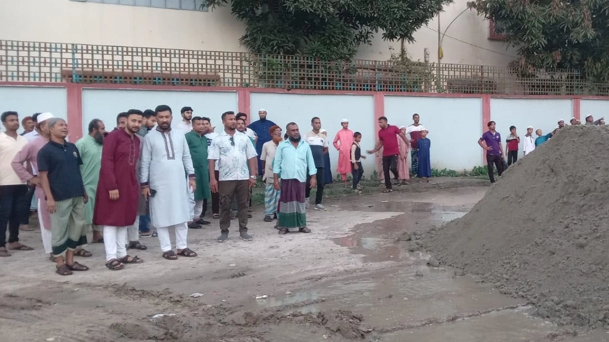 সাবেক চেয়ারম্যান ইকবাল হোসেনের উদ্যোগে খেলার মাঠ সংস্কার