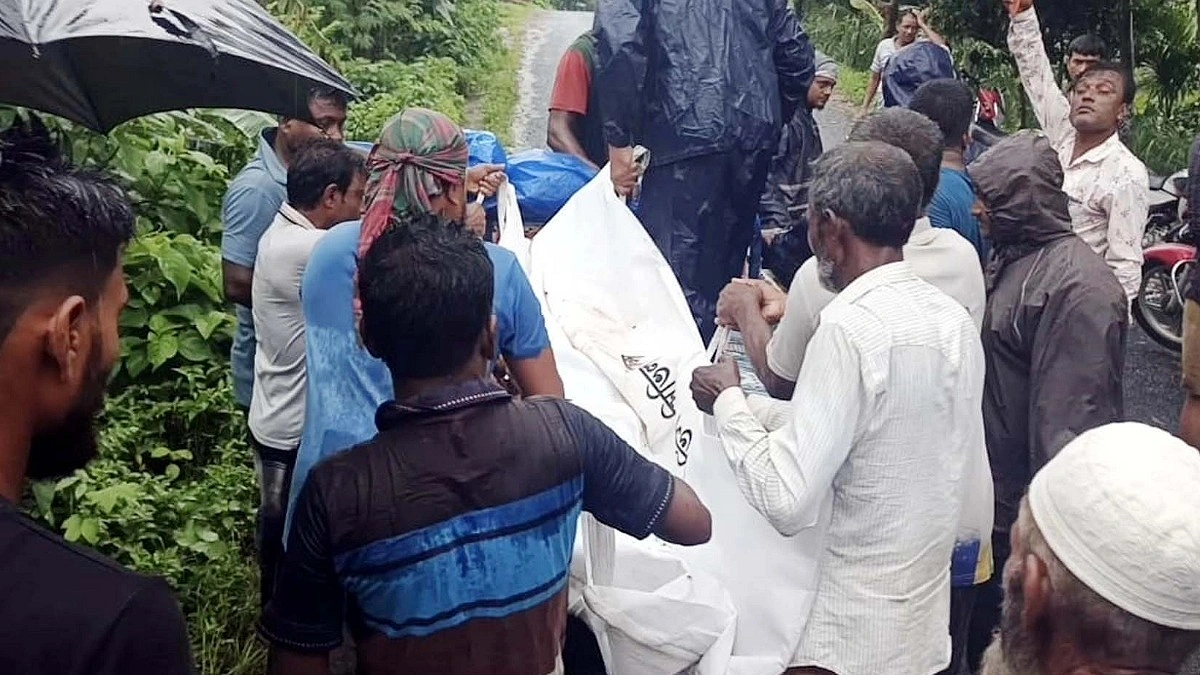 চলন্ত অটোরিকশার ওপর ভেঙে পড়ল গাছ, চালকের মৃত্যু