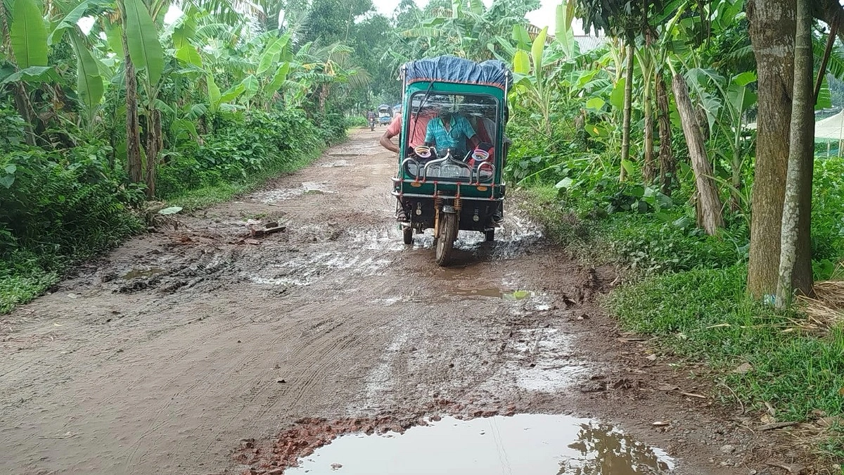এক সড়কে দুর্ভোগ ৪০ হাজার মানুষের