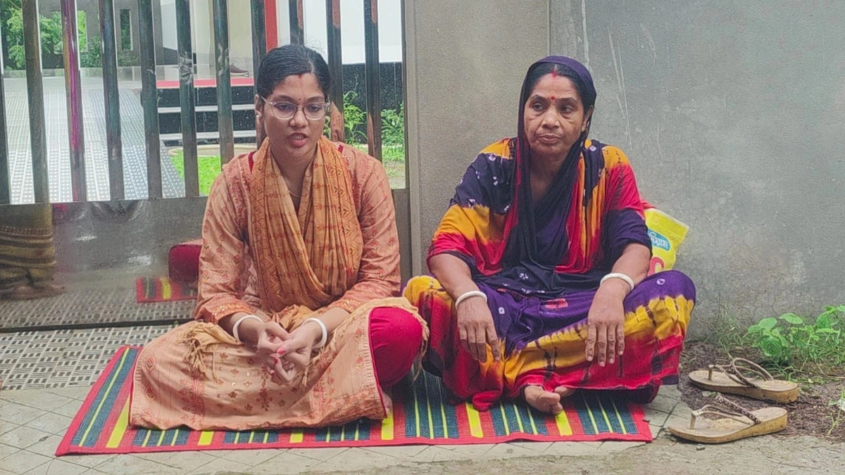 ‘বিয়ে বহির্ভূত সম্পর্কের’ অভিযোগে স্বামীর বাড়ির সামনে স্ত্রীর অনশন