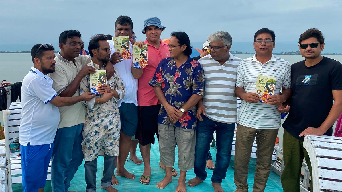 টাংগুয়ার হাওরে ‘জল হাওর একতারা’ কাব্যগ্রন্থের পাঠ-উন্মোচন