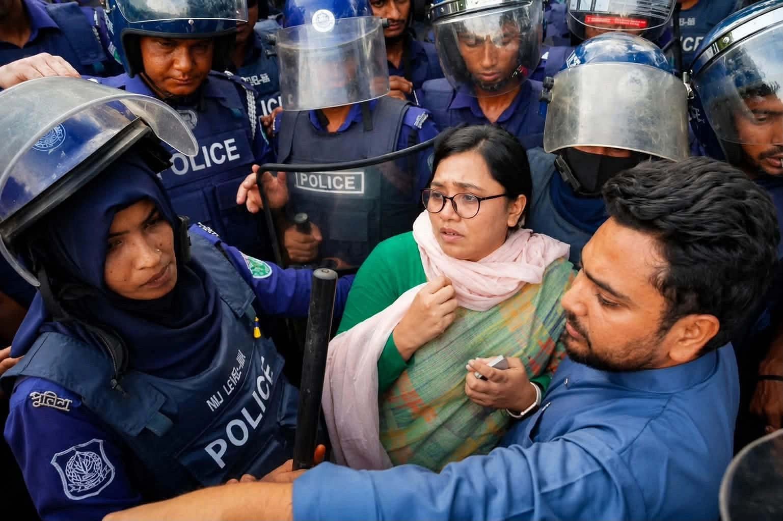 পুলিশের সঙ্গে ধস্তাধস্তির পরিস্থিতি তৈরি হলে এগিয়ে আসেন নাহিদ ইসলামও