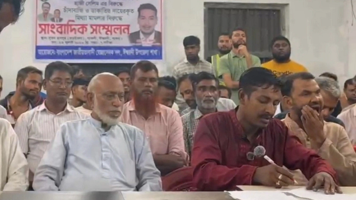 পুলিশ দেখে প্রেস ব্রিফ ছেড়ে পালালেন স্বেচ্ছাসেবক দল নেতা