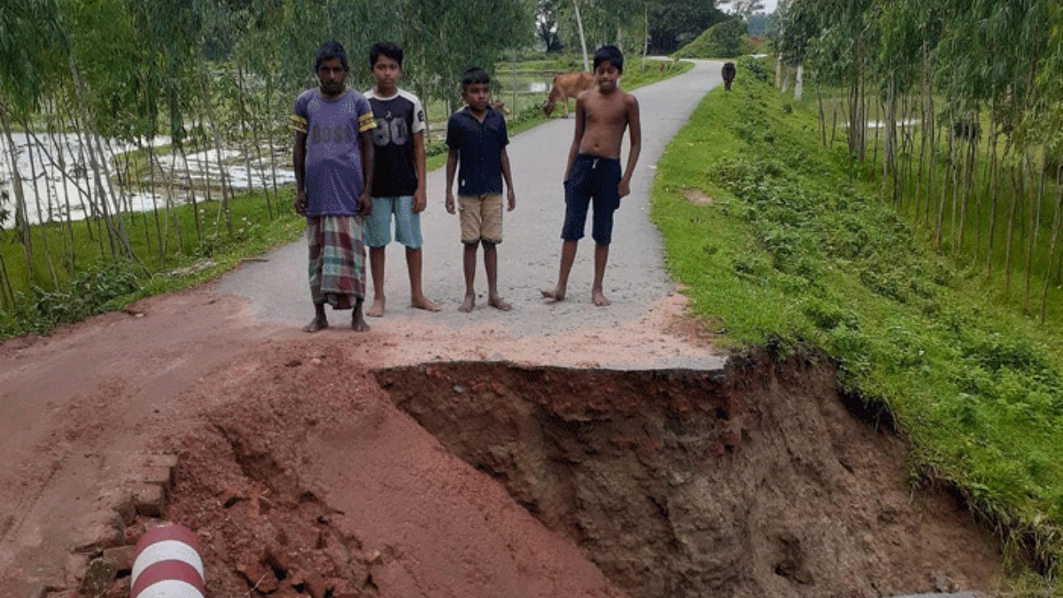 তারাগঞ্জে সেতুর সংযোগ সড়কে ধস, যাতায়াত ব্যাহত