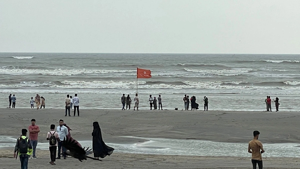 সৈকতে উড়ছে লাল পতাকা, কমেছে পর্যটকের ভিড়