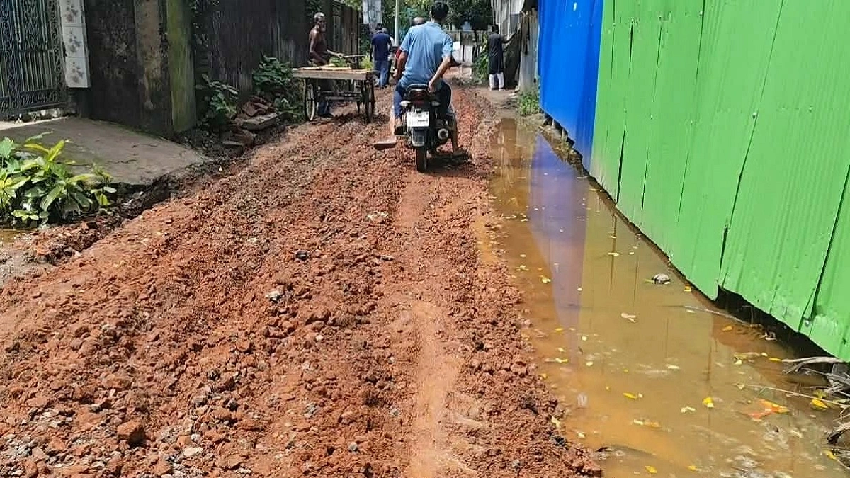 অনিয়মের অভিযোগে সড়ক সংস্কারের কাজ বন্ধ