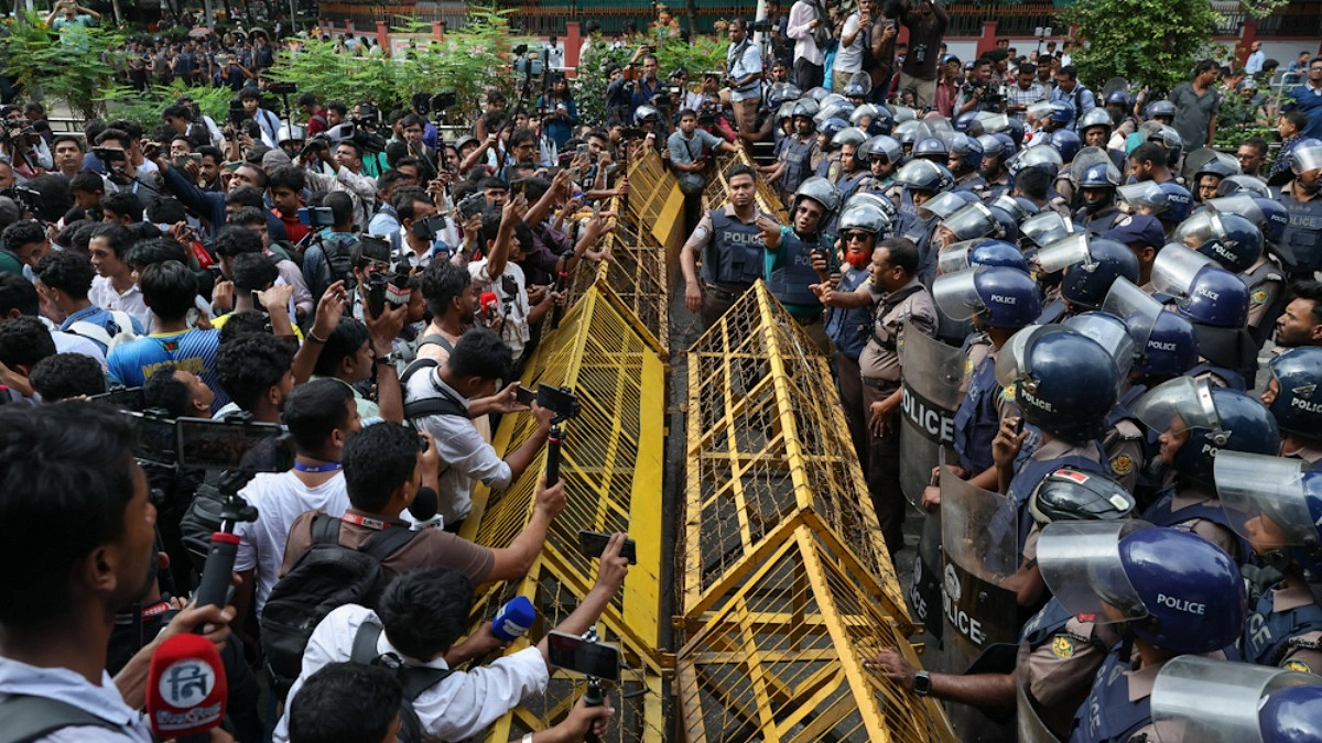 ছবিতে শিক্ষার্থীদের লংমার্চ
