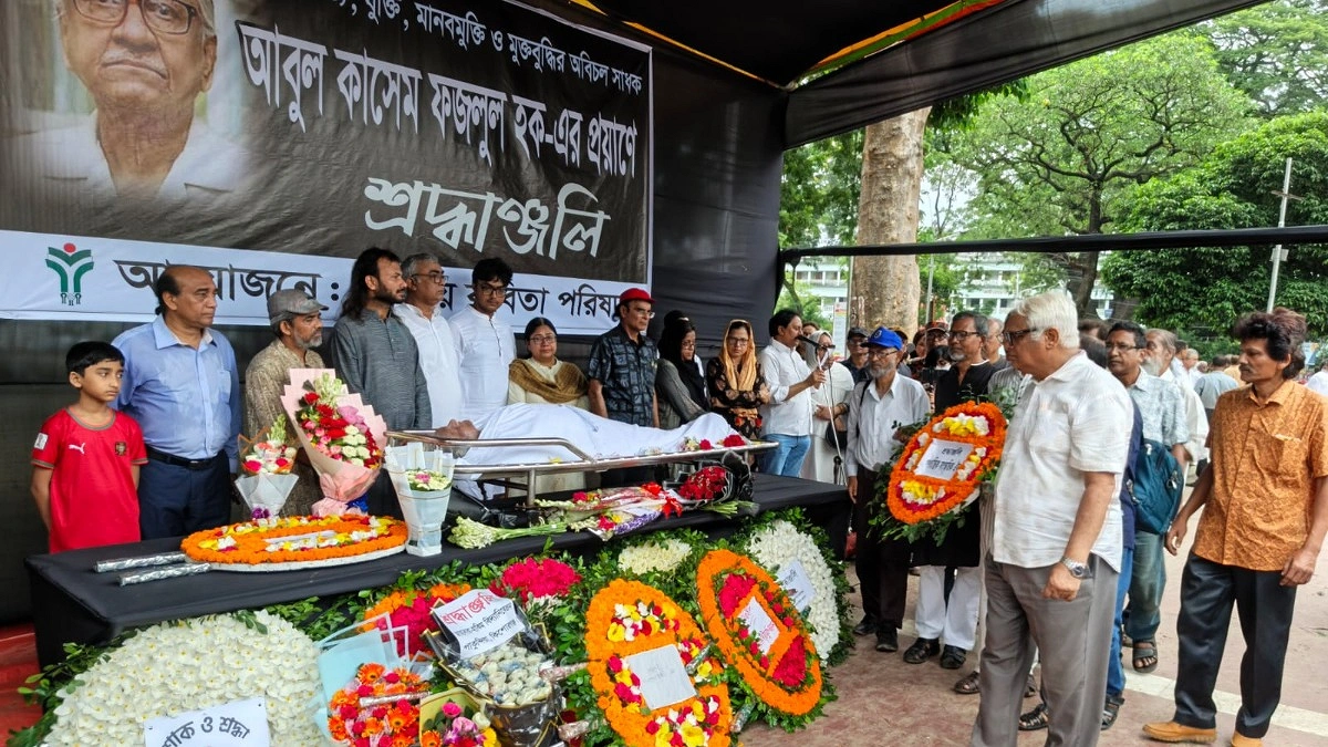 বৃষ্টিভেজা শহরে বিদায় নিলেন প্রজ্ঞার বাতিঘর