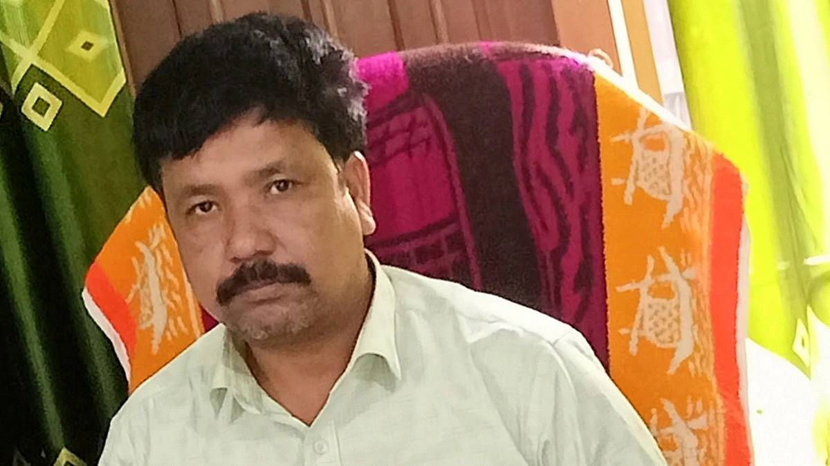 স্কুলে অনুপস্থিত, বেতন নিয়মিত