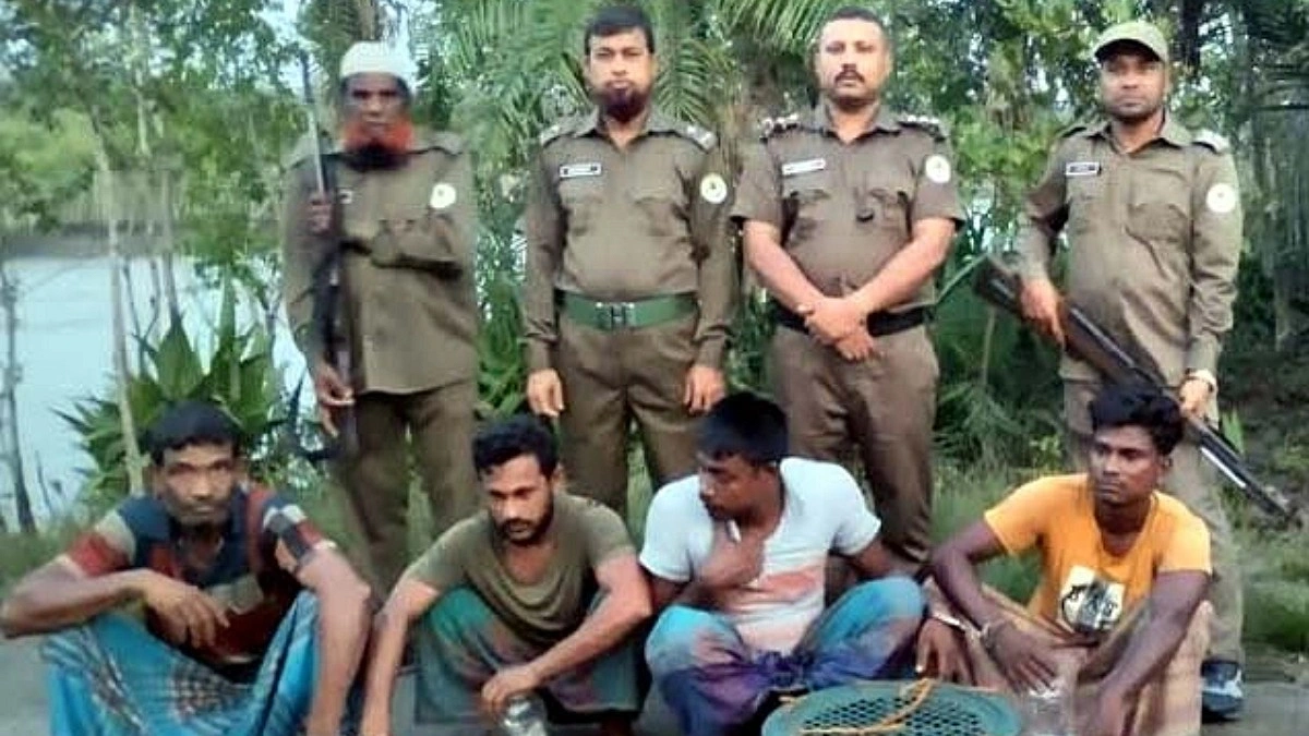 সুন্দরবনে পৃথক অভিযানে ১০ জেলে আটক, নৌকাসহ জব্দ ৫ মণ কাঁকড়া