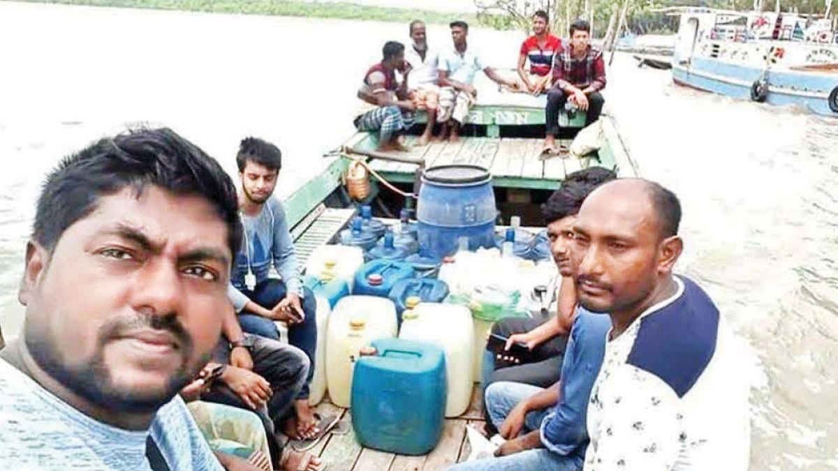 মানুষের তৃষ্ণা মেটাচ্ছেন রাসেল
