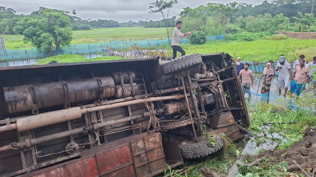 ঝালকাঠিতে বাস খাদে পড়ে যাত্রী নিহত