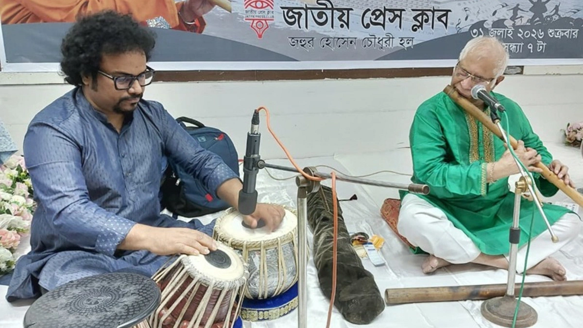 একক বাঁশি সন্ধ্যায় মুগ্ধ করলেন ওস্তাদ আজিজুল ইসলাম