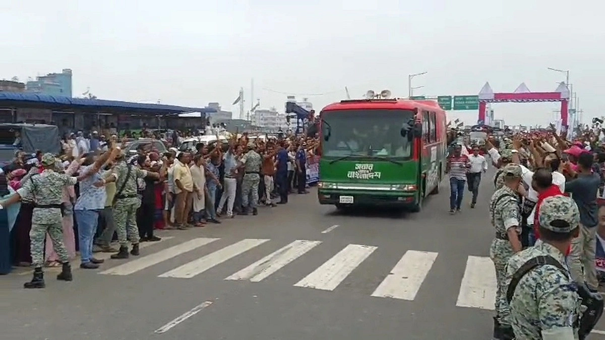 বরিশালের পথে প্রধানমন্ত্রী, ভাঙ্গায় নেতাকর্মীদের জনস্রোত