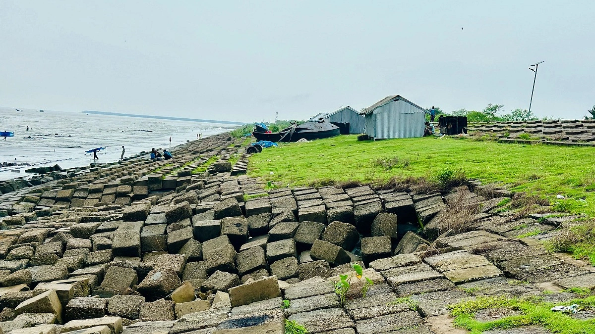 কুয়াকাটার শহর রক্ষা বাঁধে ভাঙনের শঙ্কা