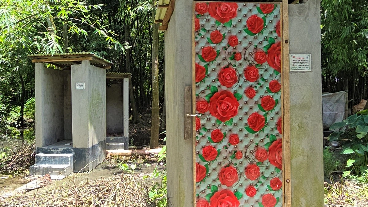 ‘টয়লেটের পিলারে এক রড, খসে পড়ছে প্লাস্টার’