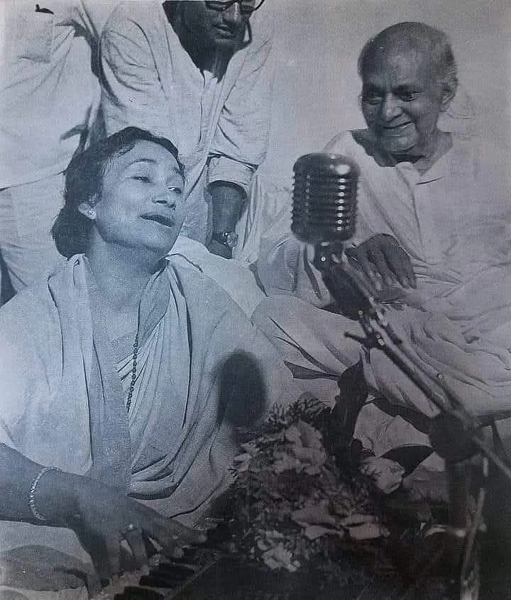 বাংলাদেশের জাতীয় কবি কাজী নজরুল ইসলামের সান্নিধ্যে গান শোনাচ্ছেন ফিরোজা বেগম