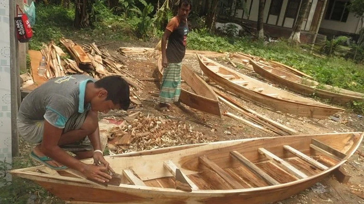 বর্ষার পানিতে জমে উঠছে দাউদকান্দির নৌকার হাট