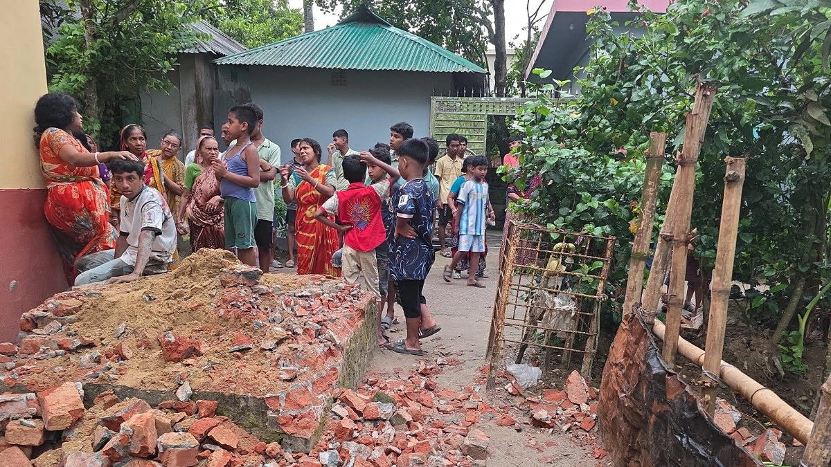 ফুলগাজীতে মন্দির ভাঙাকে কেন্দ্র করে হামলা, আহত ৫