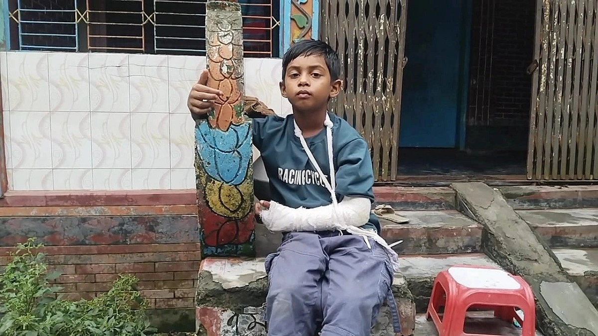 মাদ্রাসা শিক্ষকের বেতে হাত ফাটল ছাত্রের, চিৎকারে মুখে দিলেন কলম গুঁজে!