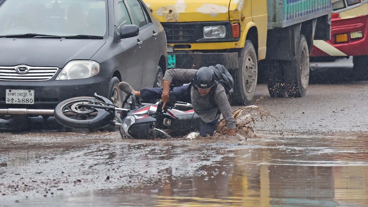 সড়কের বেহাল অবস্থা