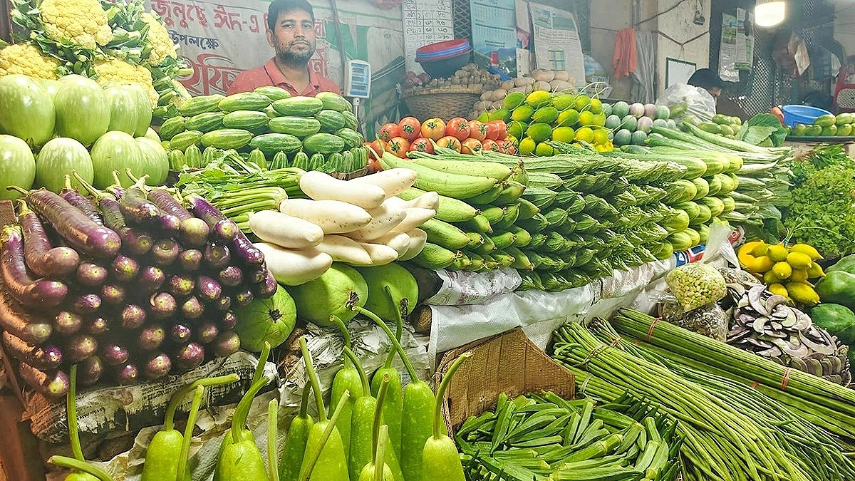 সবজির বাজারে ১০০ টাকা কিছুই না