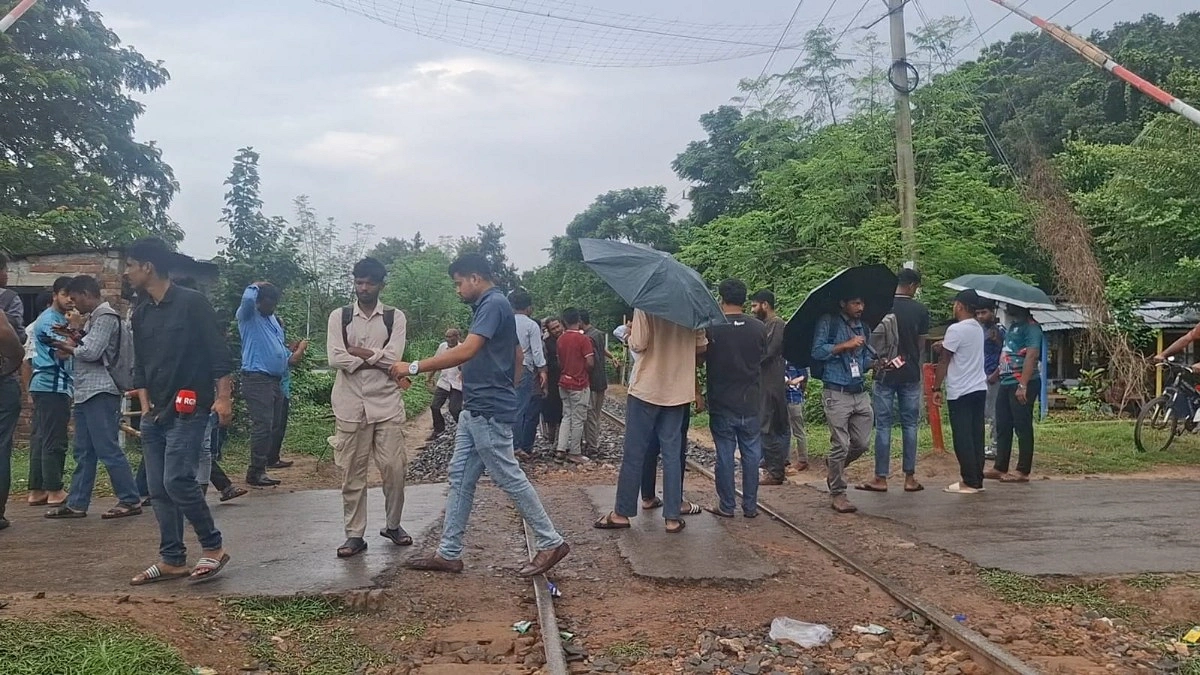 রাবি শিক্ষার্থীদের অবরোধ প্রত্যাহার, সিডিউল বিপর্যয়ে এক ডজন ট্রেন