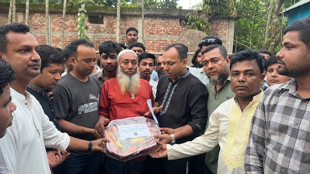 জুলাই শহীদ জুবাইদ ইসলামের পরিবারে প্রধানমন্ত্রীর উপহার