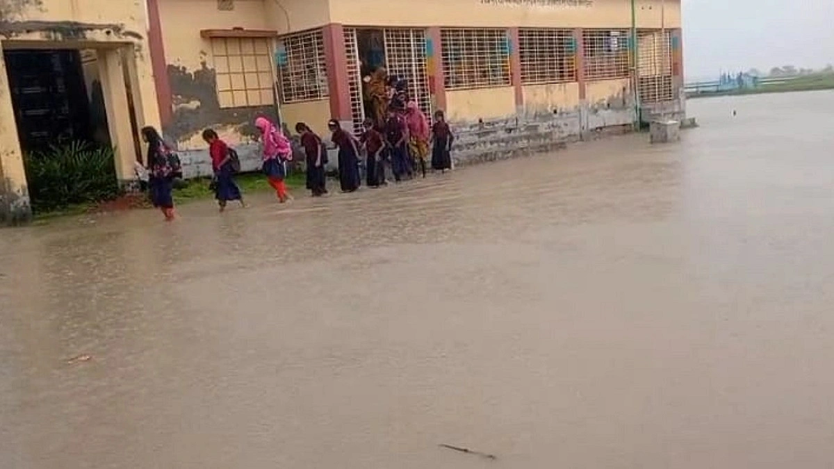 হাঁটুসমান পানি মাড়িয়ে স্কুলে যায় শিশুরা