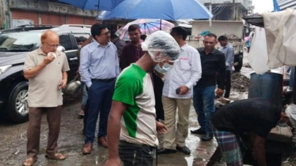 টুঙ্গিপাড়ায় জলাবদ্ধতা নিরসনে নর্দমা পরিষ্কার অভিযান