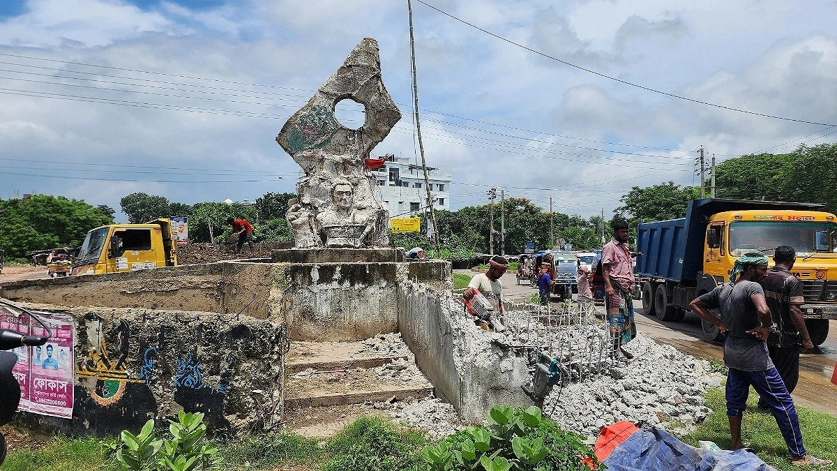 ডিসি দায় চাপালেও সড়ক বিভাগ ও পৌরসভা বলছে ভিন্ন কথা