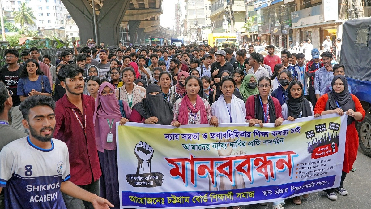 শিক্ষামন্ত্রীর পদত্যাগ দাবিতে দুই নম্বর গেটে অবরোধ