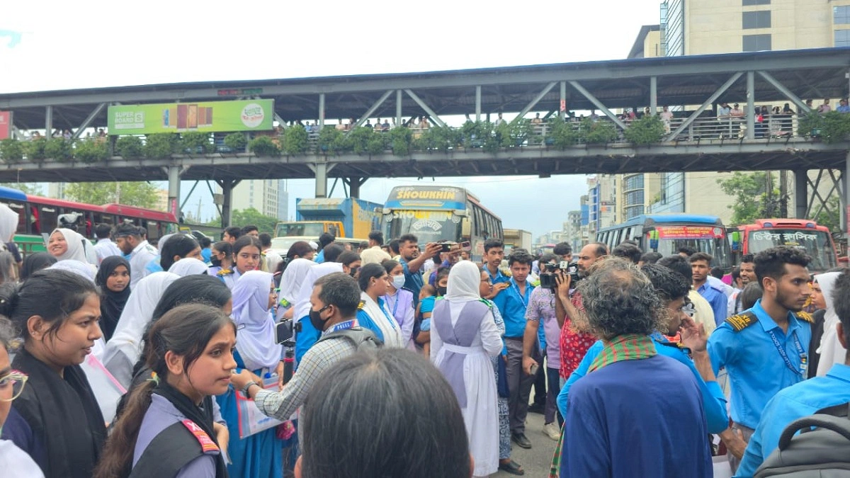 উত্তরায় এইচএসসি পরিক্ষার্থীদের সড়ক অবরোধ, শিক্ষামন্ত্রীর পদত্যাগ দাবি