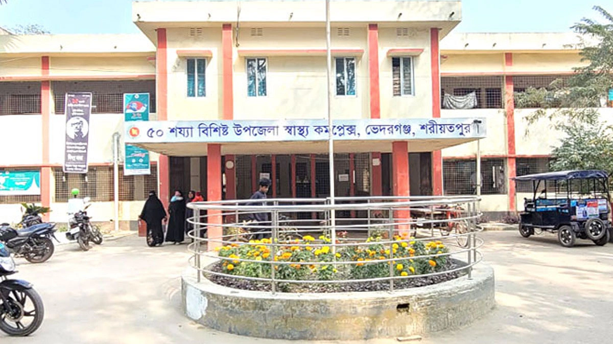 ফাটল ধরা ছাদের নিচেই চিকিৎসা