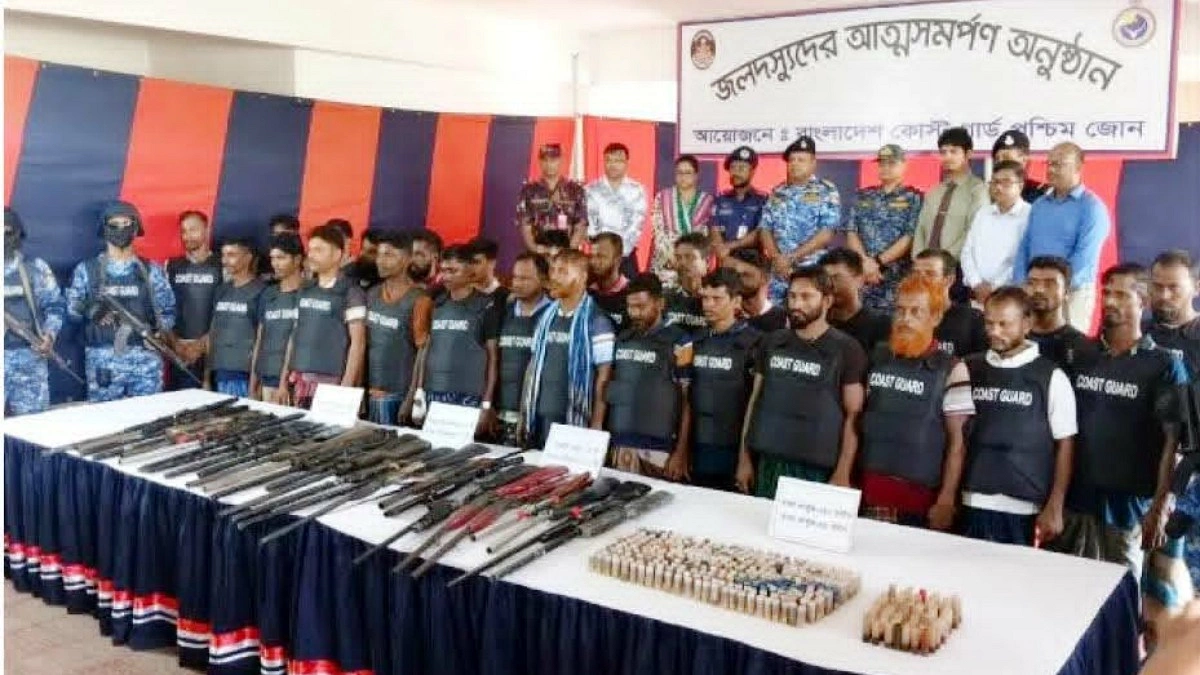 ছোট জাহাঙ্গীর বাহিনীর ২৭ সদস্যের আত্মসমর্পণ, অস্ত্র-গোলাবারুদ উদ্ধার