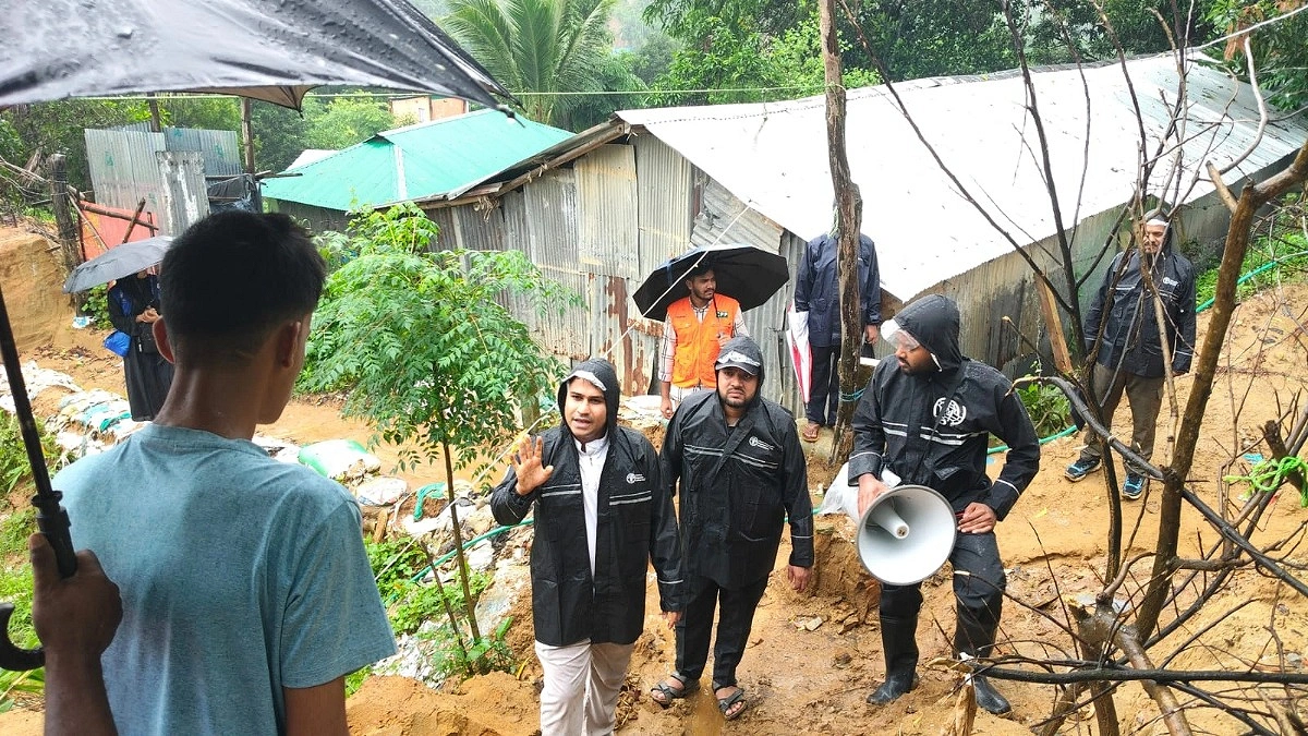 কক্সবাজারে পাহাড়ধস, সরিয়ে নেওয়া হচ্ছে বাসিন্দাদের
