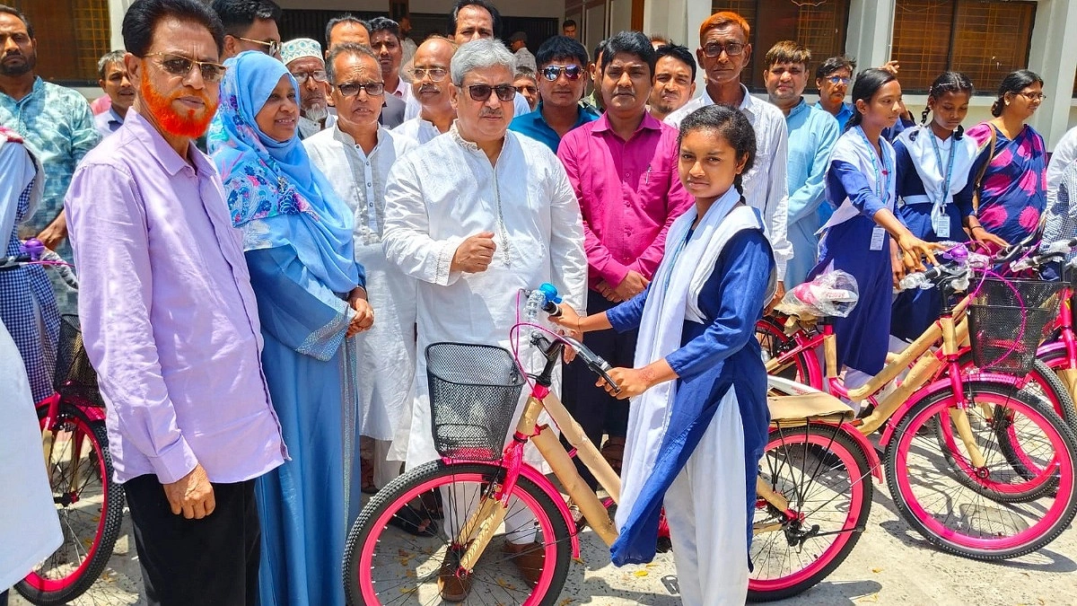 উপহারের সাইকেলে বদলে গেল রত্নার পথচলা