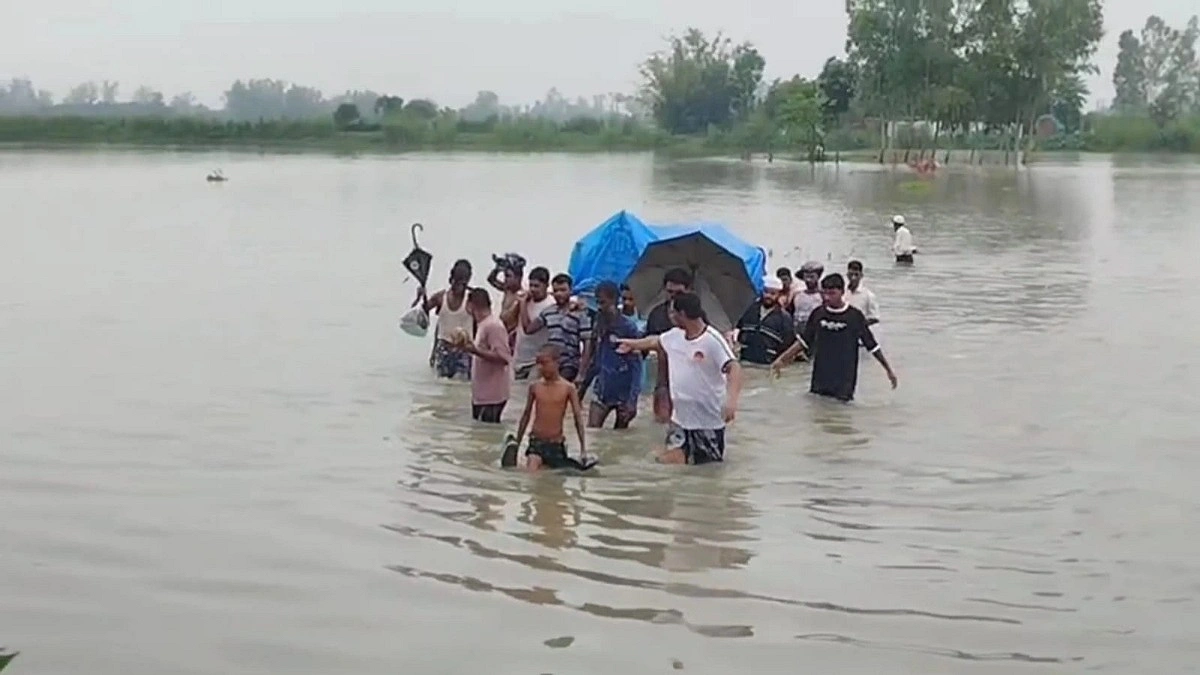 কোমরসমান পানি পেরিয়ে মায়ের লাশ কাঁধে নিয়ে কবরস্থানে সন্তানরা