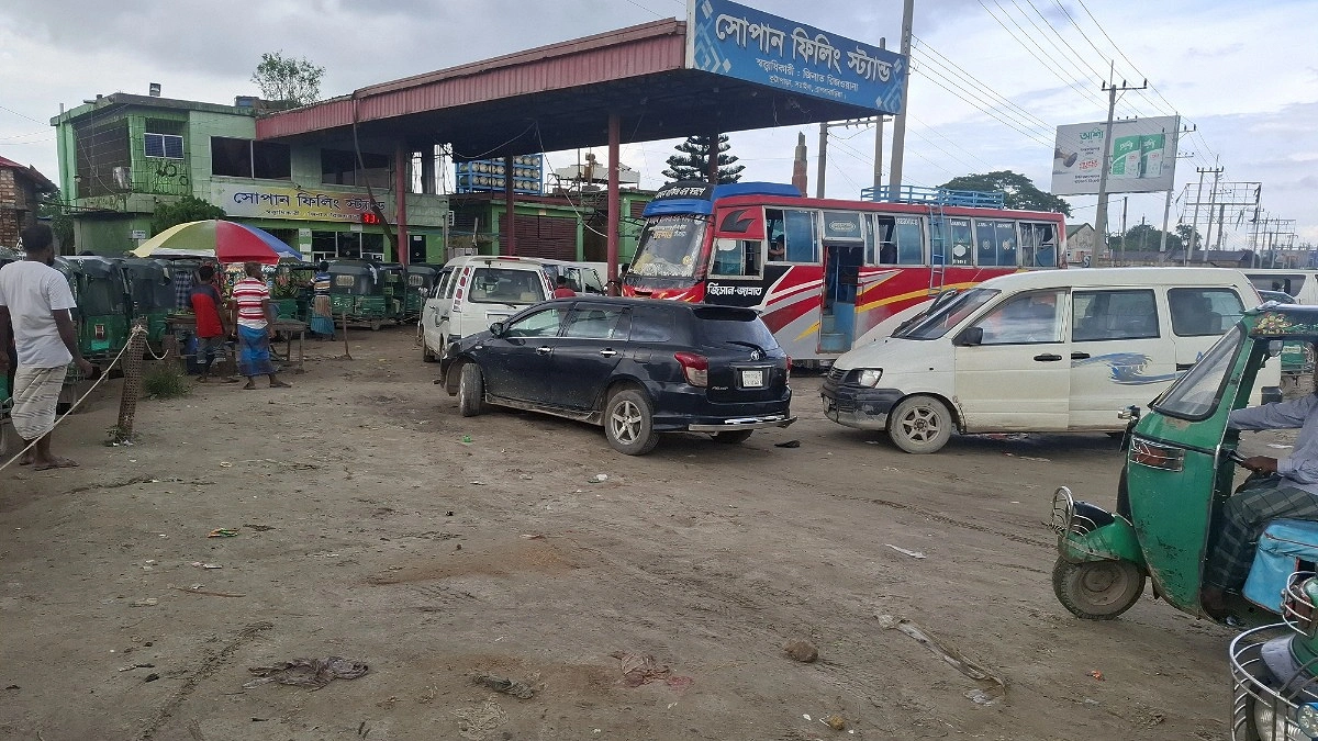 গ্যাসের সংকটে ফিলিং স্টেশনগুলোতে দীর্ঘ লাইন
