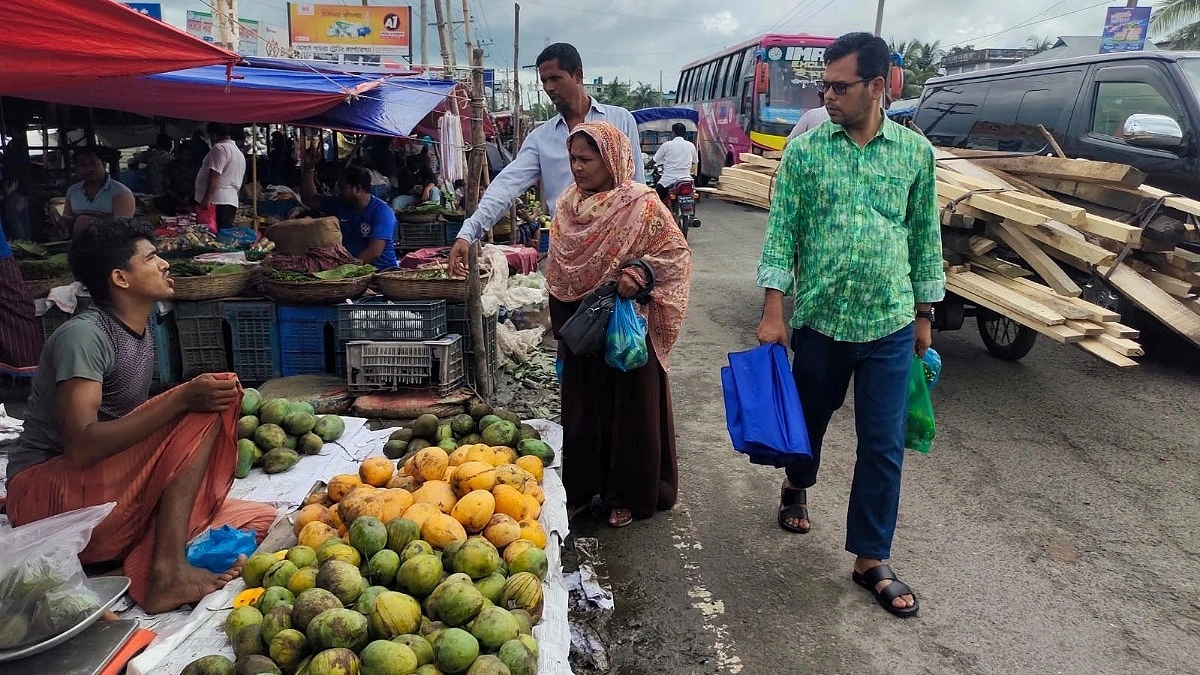 অবৈধ হাটে মহাসড়কে যানজট