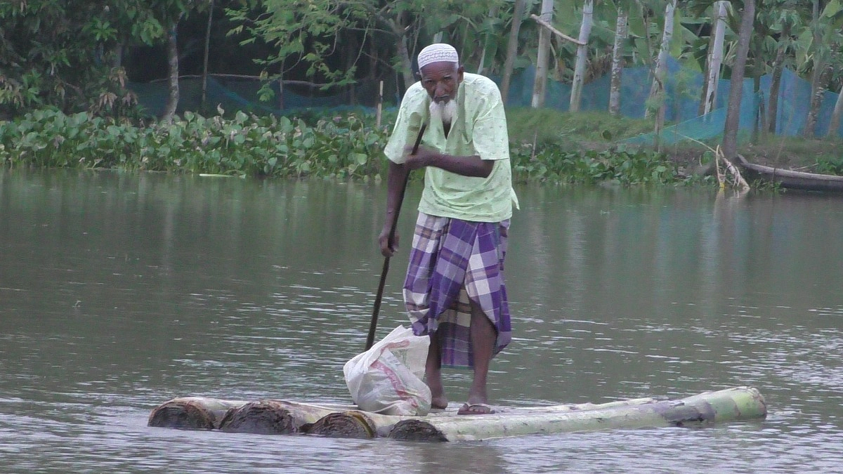 রাতের ভরসা কুপি-হারিকেন, বর্ষায় কলাগাছের ভেলা