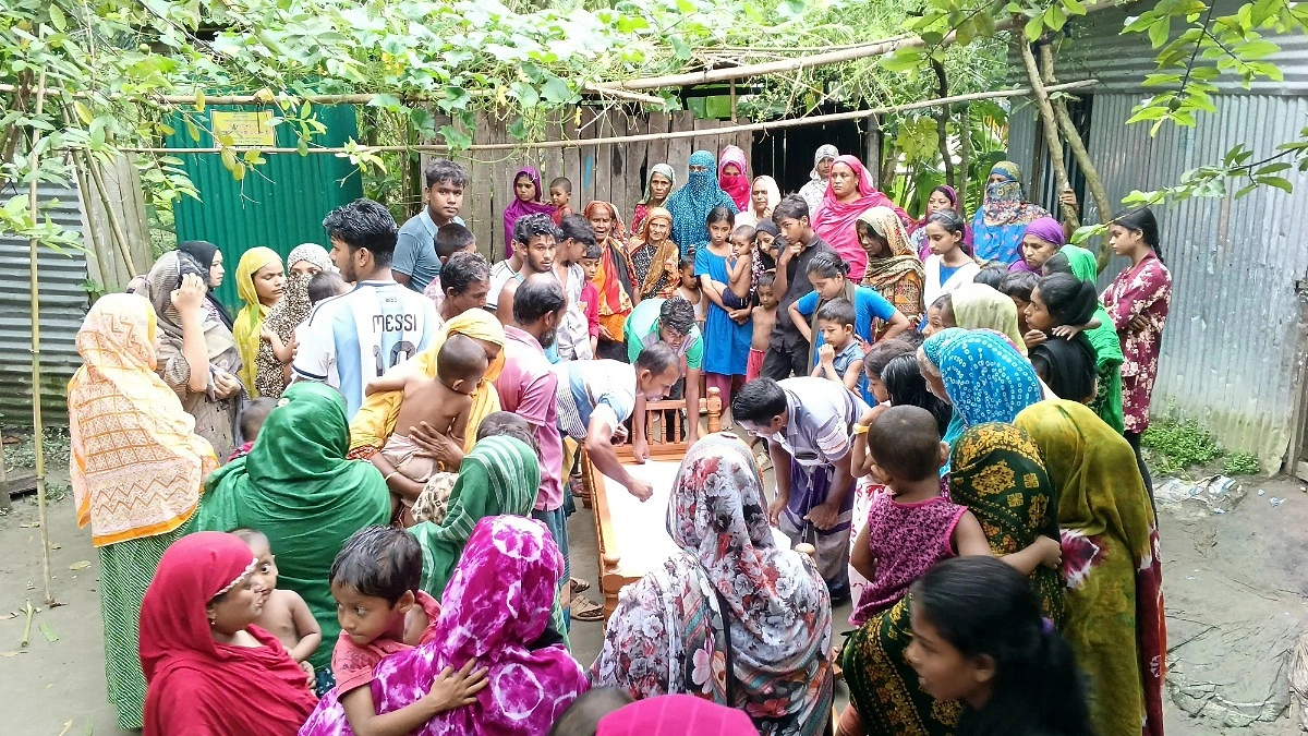 পা পিছলে পানিতে, প্রাণ গেল শিশুর