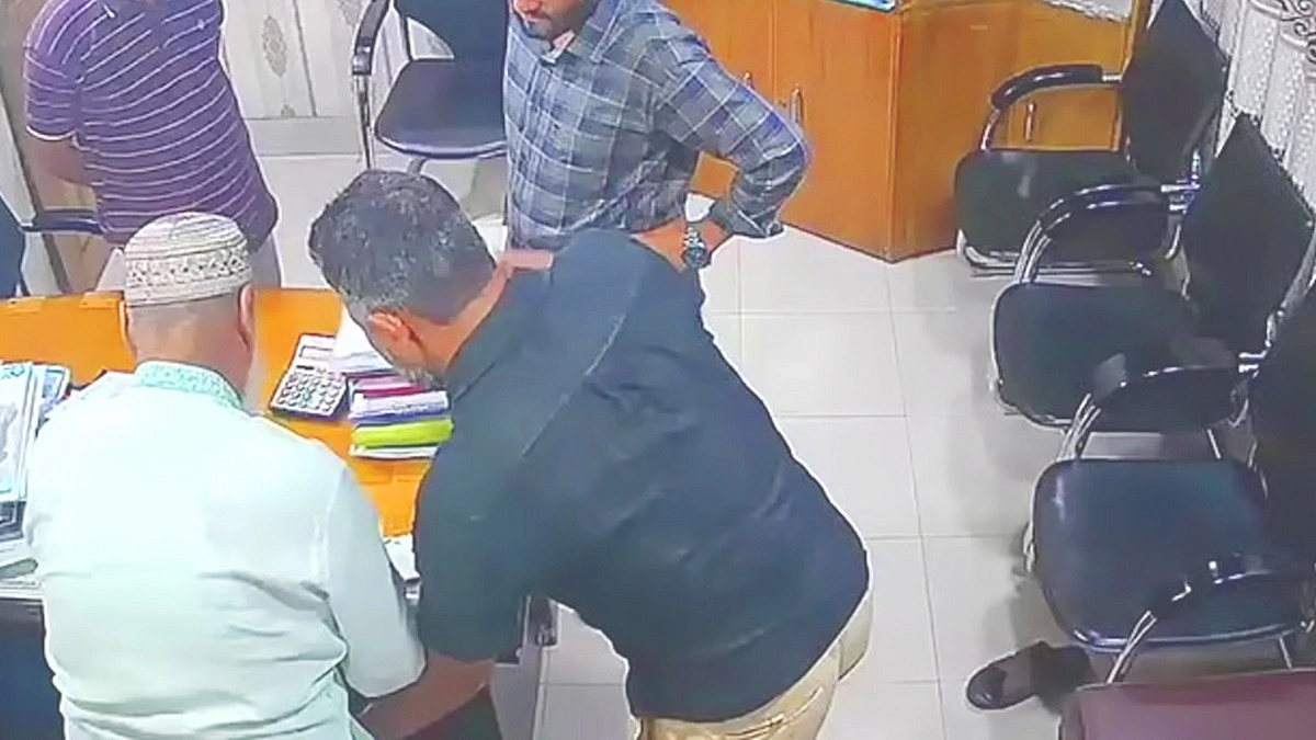 ব্যবসায়ীর অণ্ডকোষ চেপে চেক ও স্ট্যাম্পে সই, গ্রেপ্তার ২