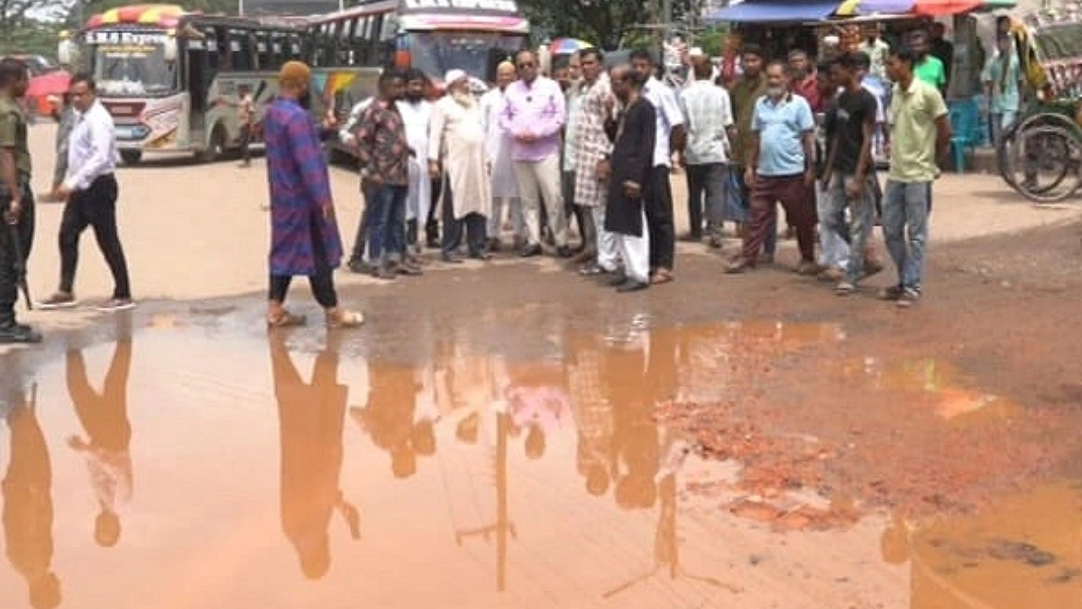 বাস টার্মিনালের সামনে জরাজীর্ণ সড়ক, ভোগান্তিতে যাত্রীরা