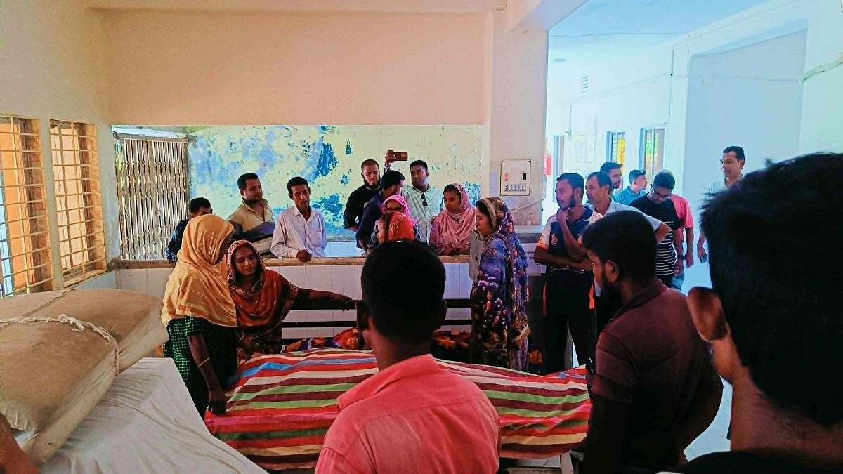 স্বামীকে বাঁচাতে খালে স্ত্রী, ডুবলেন দুজনেই