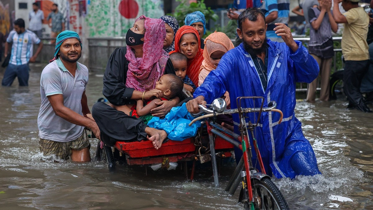 ভ্যানে ভরসা কাজীপাড়া, মিরপুর এলাকা। ছবি তুলেছেন— শামীম-উস-সালেহীন