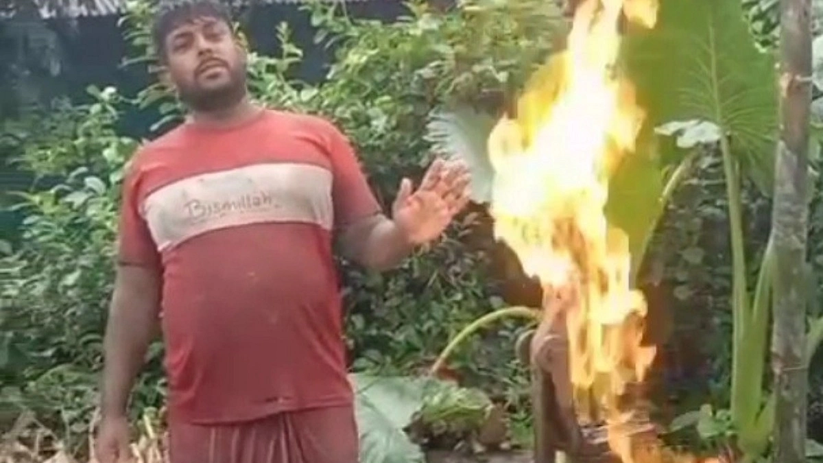 চাপ ছাড়াই টিউবওয়েলের মুখে জ্বলছে আগুন