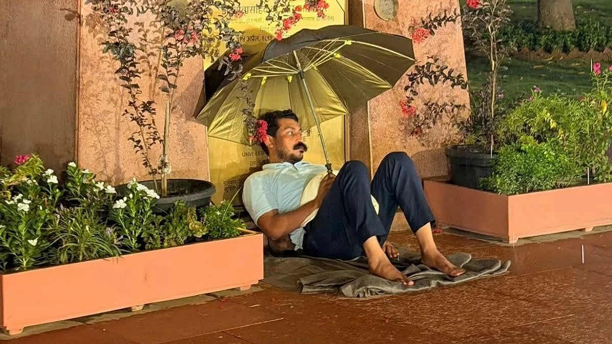ককরোচের পক্ষে এবার ধর্নায় আজাদ সমাজ পার্টির নেতা