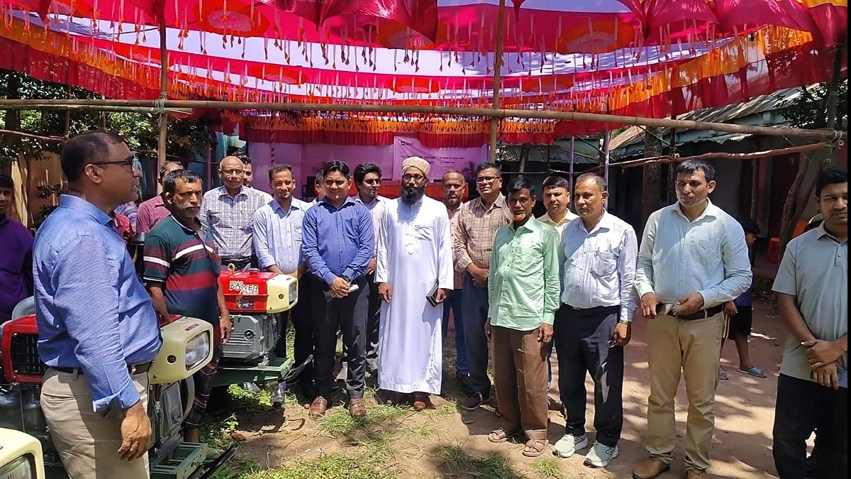 রায়পুরায় ব্র্যাকের উদ্যোগে প্রান্তিক কৃষকদের মধ্যে আধুনিক কৃষিযন্ত্র বিতরণ