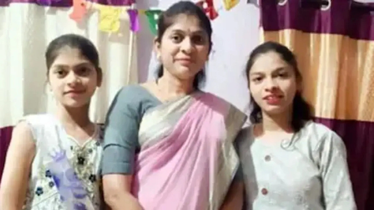 বাবার চোখের সামনেই গাড়িসহ ভেসে গেল মা ও দুই মেয়ে